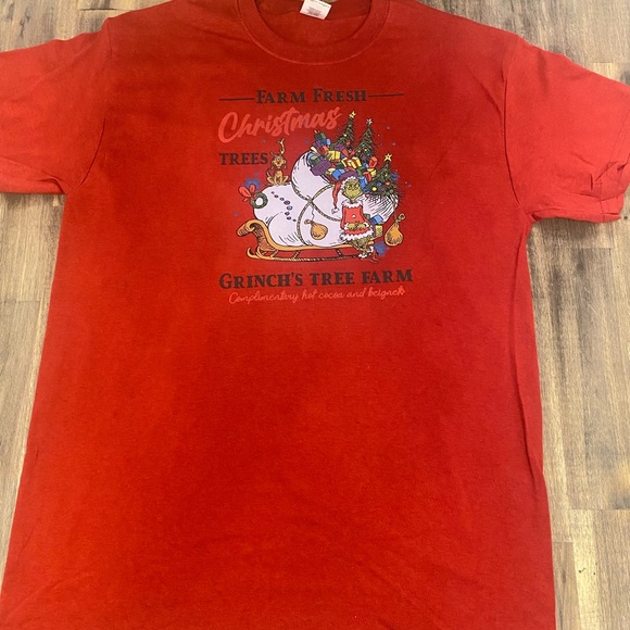 Gildan Tops - Gildan Red Christmas Graphic Tee